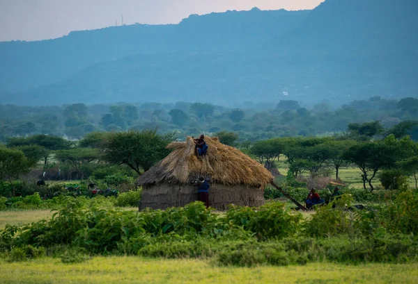 Pueblo Masai cerca del cráter Ngorongoro y Mto Wa Mbu. Pequeñas cabañas Masai en la sabana africana, Tanzania — Foto de Stock