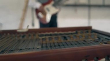 Cimbalom, konser dulcimers dövülmüş. Yakın çekim