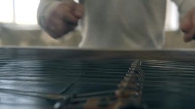 Cimbalom, konser dulcimers dövülmüş. Yakın çekim