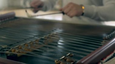 Cimbalom, konser dulcimers dövülmüş. Yakın çekim
