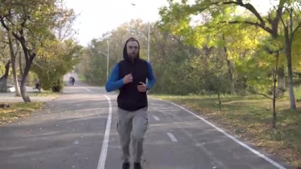 Спортивный седовласый мужчина с дредами на пробежке. Обучение досуга. Городская тренировка — стоковое видео