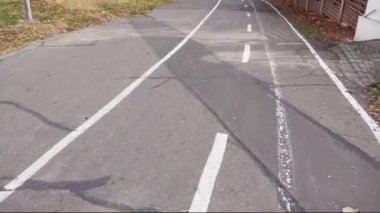 Sarı yapraklarla kaplı boş asfalt yolda güneşli bir sonbahar gününde araba sürüyorum. Pov Taşıma