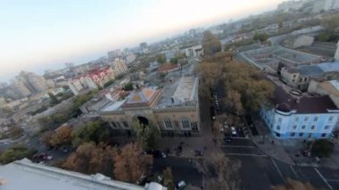 Ukrayna, Odessa 'daki tarihi şehir merkezinin FPV insansız hava aracı görüntüsü. Sonbaharda sokaklarda uçan İHA yarışı. Ağaçlardaki sarı yapraklar