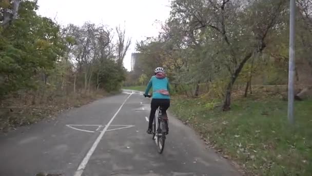 Mann beim Fahrradfahren. Herbst mit fallenden gelben Blättern und nassem Asphalt. Freizeitfahren — Stockvideo