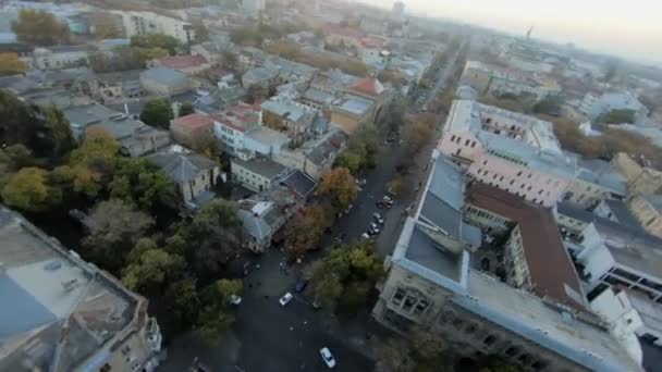 Εναέρια FPV Drone κινηματογραφική λήψη του Ιστορικού Κέντρου της πόλης στην Οδησσό, Ουκρανία. Racing Drone Πετώντας πάνω από τους δρόμους το φθινόπωρο. Κίτρινα φύλλα σε δέντρα — Αρχείο Βίντεο