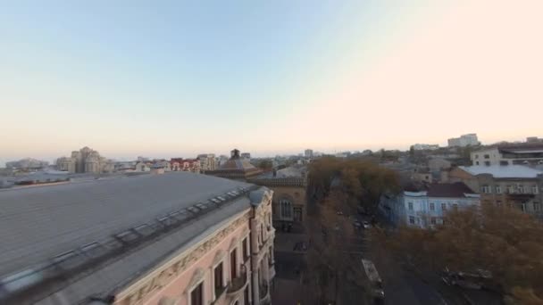 Flygfoto FPV drönare Cinematic skott av historiska centrum i Odessa, Ukraina. Racing drönare flyger ovanför gatorna på hösten. Gula blad på ett träd — Stockvideo