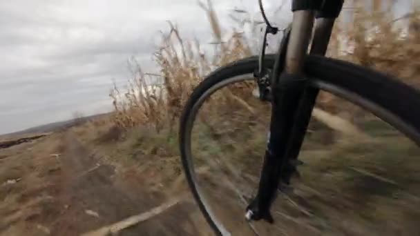 CERRAR, ÁNGULO BAJO, ÁNGULO AMPLIO: Bicicleta de turismo en el día nublado en la carretera de grava, Ciclismo por el camino sucio — Vídeo de stock