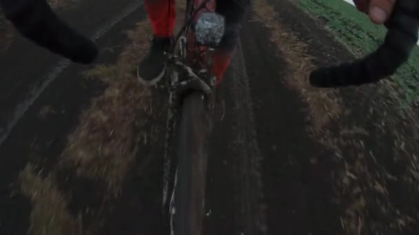 SLOW MOTION, CLOSE UP, LOW ANGLE, WIDE ANGLE: Touring Bike in Cloudy Day op de onverharde weg, Fietsen langs de onverharde weg, Dirt blaast — Stockvideo