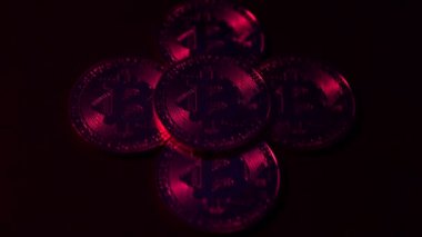 Bitcoin dijital para Kara yüzeyde başka bir Bitcoin ile döner. Kırmızı ve mavi neon ışık
