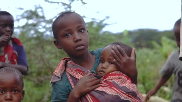 TANSANIA, MASAI VILLAGE - JANUAR 2020: Massai-Volk im Massai-Dorf Engare Sero an der Küste des Natron-Sees im Rift Valley in Maasailand, Bezirk Arusha — Stockvideo