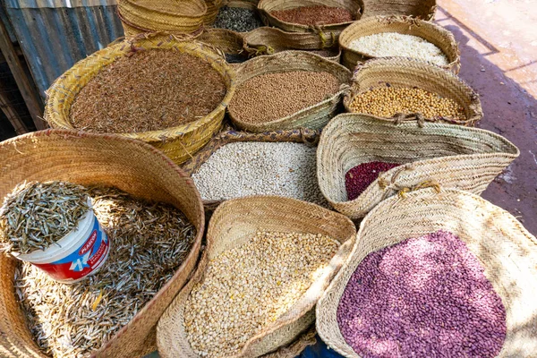 Assortiment droge bonen te koop op een lokale straatvoedselmarkt in Mto Wa Mbu, Arusha, Tanzania, Oost-Afrika — Stockfoto