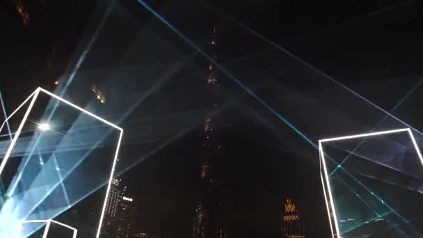 Dubai, Emirados Árabes Unidos 2020: Os belos espelhos rolantes do Designer são colocados no Embarque com Burj Khalifa no fundo. Laser Show à noite em Dubai — Vídeo de Stock