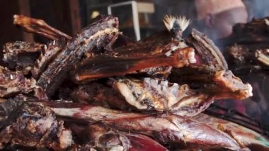 Afrika 'daki Et Sokağı Yemekleri, Tanzanya. Barbeküde keçi budu pişirmek..