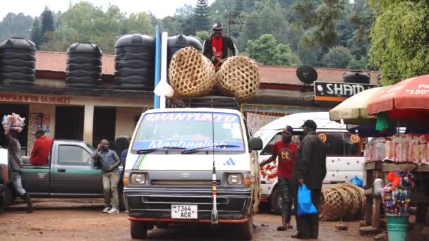 TANZANIA, LUSHOTO - 2020 Enero: La gente está cargando en una minivan en la estación de autobuses en las montañas de Tanzania, África. — Vídeos de Stock