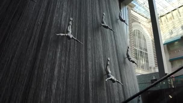 DUBAI, Émirats arabes unis - FÉVRIER 2020 : Mur avec chute d'eau et sculptures dans le centre commercial de Dubaï — Video