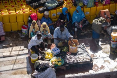 ZANZIBAR, TANZANIA - 5 HAZİRAN 2020: Taş Şehir 'den Pemba adasına giden feribotta siyahi Afrikalılar. Unguja 'dan Pemba' ya, yerel ulaşım