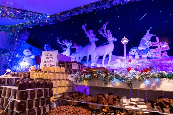Brüksel, Belçika 'da bir şekerci dükkanı. Brüksel 'in merkezindeki bir Noel pazarında Noel tatili sırasında şekerci. Yüksek kalite fotoğraf