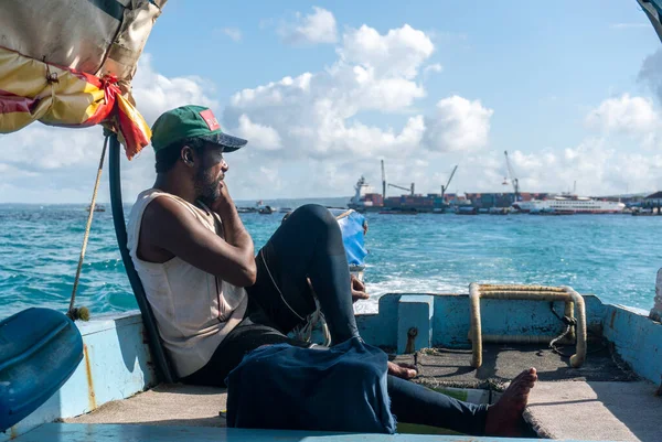 Sansibar, Tansania - Jan 2021: Kapitän eines Ausflugsbootes, das Bootstouren von Stone Town zur Nakupenda Sandbank und zur Schildkröteninsel anbietet — Stockfoto