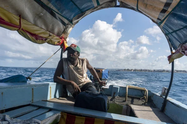 Sansibar, Tansania - Jan 2021: Kapitän eines Ausflugsbootes, das Bootstouren von Stone Town zur Nakupenda Sandbank und zur Schildkröteninsel anbietet — Stockfoto