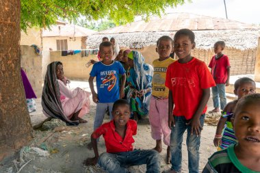Pemba Adası, Zanzibar, Tanzanya - Ocak 2020: Uzak köydeki Evlerinin Yakınındaki Genç Neşeli Afrikalı Çocuklar