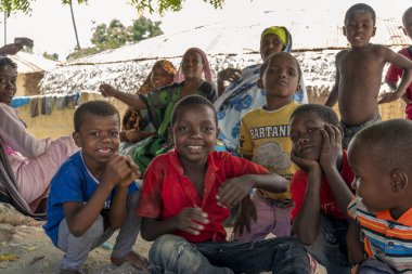Pemba Adası, Zanzibar, Tanzanya - Ocak 2020: Uzak köydeki Evlerinin Yakınındaki Genç Neşeli Afrikalı Çocuklar