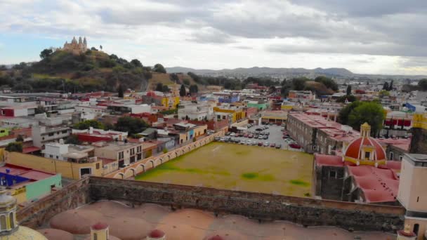 Flygdrönare Skott av San Francisco Cathedral på molnig dag i Cholula, Puebla, Mexiko — Stockvideo