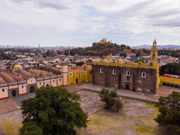 Αεροφωτογραφία Drone του καθεδρικού ναού του San Gabriel Archangel σε συννεφιασμένη μέρα στη Cholula, Puebla, Μεξικό — Φωτογραφία Αρχείου