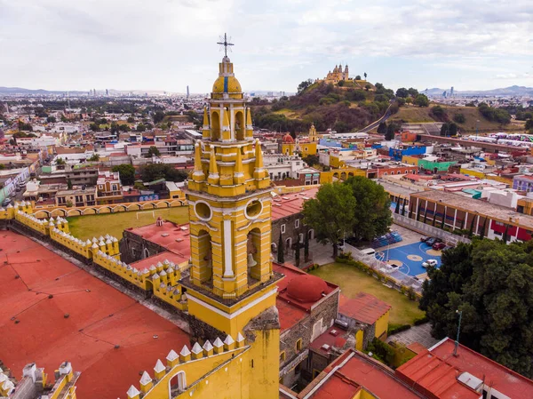 Αεροφωτογραφία Drone του καθεδρικού ναού του San Gabriel Archangel σε συννεφιασμένη μέρα στη Cholula, Puebla, Μεξικό — Φωτογραφία Αρχείου