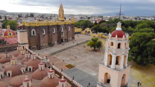 Flygdrönare Skott av San Gabriel ärkeängel katedralen på molnig dag i Cholula, Puebla, Mexiko — Stockvideo