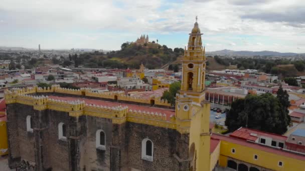 Aerial Drone Shot of San Gabriel Archangel Cathedral at cloudy day in Cholula, Puebla, Mexico — Stock Video