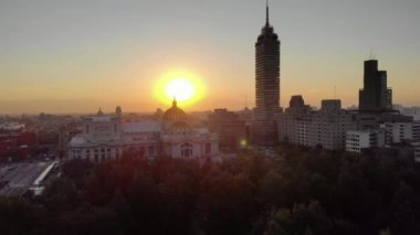 Meksika 'nın başkenti Mexico City' de güneşin doğuşunun insansız hava aracı görüntüsü. Ciudad de Mexico silueti