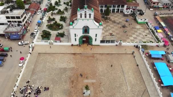 Вид с воздуха на Иглесию-де-Сан-Хуан-Чамула - уникальную церковь в аутентичном городе Чьяпас, Мексика — стоковое видео