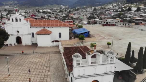 Flygfoto scenisk drönare vy över San Lorenzo kyrkan i Zinacantan, Chiapas — Stockvideo