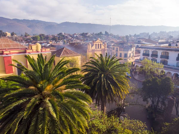 San Cristobal de Las Casas 'taki Central Square' in güneşli bir sabahki hava aracı görüntüsü. — Stok fotoğraf