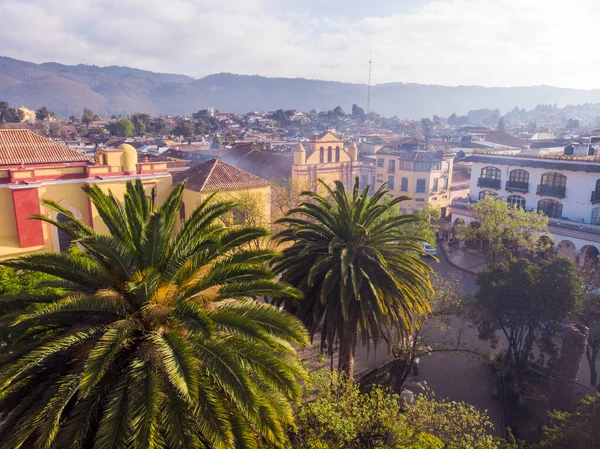 Flygdrönare skott av Central Square i San Cristobal de Las Casas i den soliga morgondagen — Stockfoto