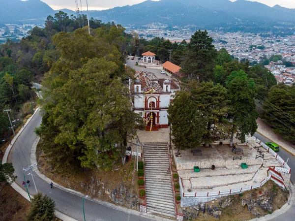 Flygfoto av kyrkan Iglesia de San Cristobalito på berget i San Cristobal de Las Casas, Chiapas, Mexiko — Stockfoto