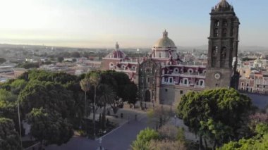 Puebla de Puebla Katedrali. Orta Iglesia 'nın Puebla de Zaragoza, Meksika, Zocalo Meydanı' ndaki insansız hava aracı görüntüleri.