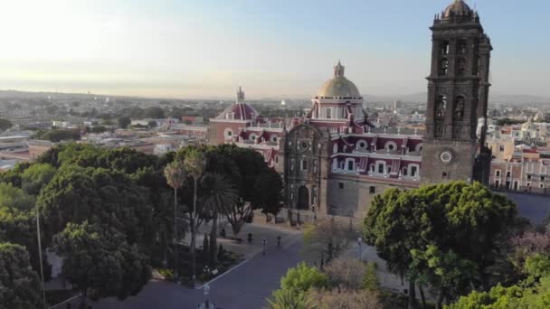 プエブラ・デ・サラゴサ、メキシコ、 Zocalo広場で中央イギリスの大聖堂・デ・プエブラの空中ドローンショット — ストック動画
