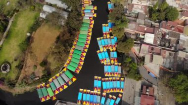 Xochimilco 'daki renkli teknelerin hava aracı çekimi. Mexico City CDMX, Meksika 'da yüzen bahçeli kanallarla turlar.