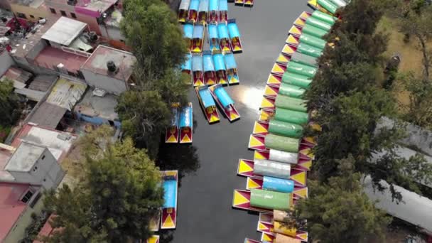 Aerial Drone Shot of Colorful Boats in ascar chimilco. Tour in canali con giardini galleggianti a Città del Messico CDMX, Messico — Video Stock