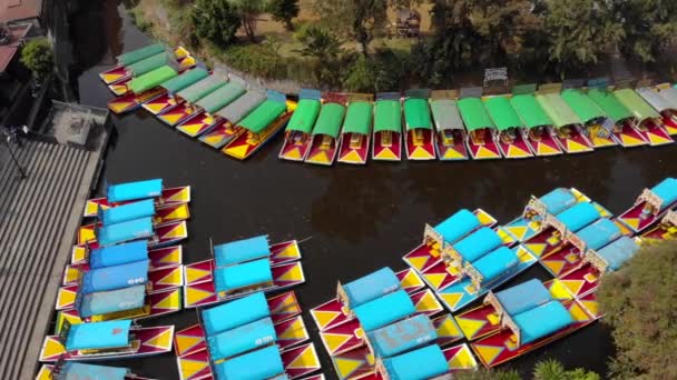 Luchtfoto Drone Shot van kleurrijke boten in Xochimilco. Rondleidingen in Mexico City CDMX, Mexico — Stockvideo