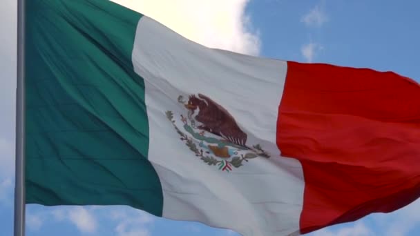 Stora mexikanska flaggan svävar på vinden i slow motion. Närbild. — Stockvideo