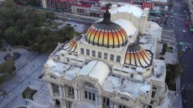 Meksika 'nın başkenti Mexico City' de güneşin doğuşunun insansız hava aracı görüntüsü. Meksika Ciudad 'daki Güzeller Müzesi, ufuk çizgisi