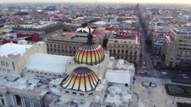 Meksika 'nın başkenti Mexico City' de güneşin doğuşunun insansız hava aracı görüntüsü. Meksika Ciudad 'daki Güzeller Müzesi, ufuk çizgisi
