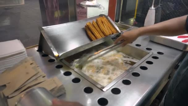 Churros in Öl in Churreria braten. Traditionelle mexikanische Teigwaren Snack — Stockvideo