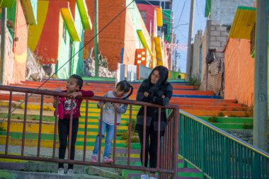 Pachuca, Hidalgo Eyaleti, Meksika 'daki Renkli Yaşam Bölgesi' nde yaşayan Meksikalı insanlar. Kübitos kolonisindeki renkli binalar