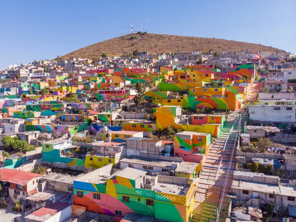 Bâtiments colorés dans le quartier de Cubitos à Pachuca, État de Hidalgo, Mexique. Grande Murale - la plus grande murale au monde — Photo