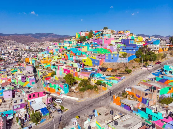Bâtiments colorés dans le quartier de Cubitos à Pachuca, État de Hidalgo, Mexique. Grande Murale - la plus grande murale au monde — Photo