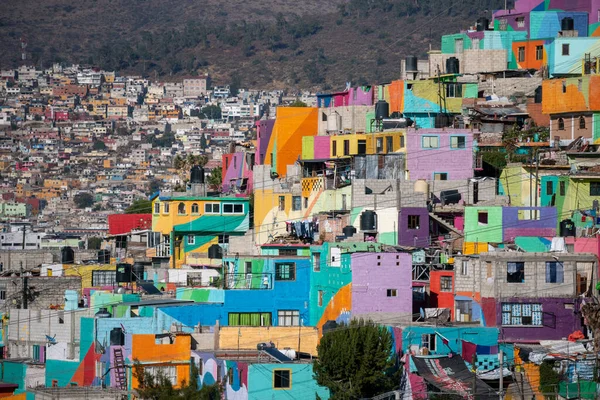 Pachuca 'daki renkli yaşam bölgesi, Hidalgo eyaleti, Meksika. Büyük Duvar - Kübitos kolonisindeki renkli binalar