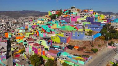 Pachuca 'nın Cubitos bölgesindeki renkli binalar, Hidalgo eyaleti, Meksika. Grand Duvar - Dünyanın en büyük duvar resmi